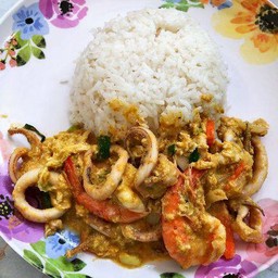 กุ้งปลาหมึกผัดผงกะหรี่ราดข้าว