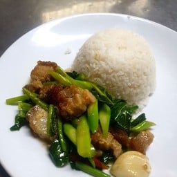 ข้าวคะน้าหมูกรอบ