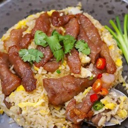 ข้าวผัดหมูแดดเดียวจานใหญ่