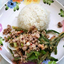 ข้าวยำผักบุ้งกรอบหมูสับ