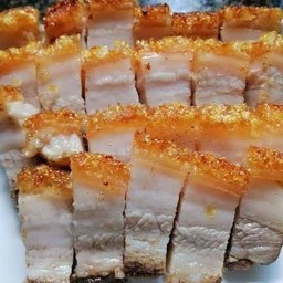 หมูแดงหมูกรอบซุปเปอร์ฮีโร่