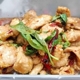 หมูชิ้นผัดพริกแห้งใบโหระพา