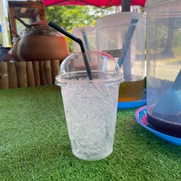 แก้วและน้ำแข็ง