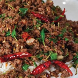 กระเพราเนื้อสับราดข้าว