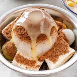 เฉาก๊วย บัวลอย แปะก๊วย ขนมปัง นมสด ภูเขาไฟ