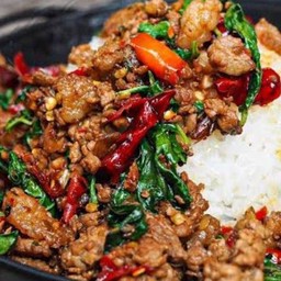 กระเพราเนื้อชิ้นราดข้าว