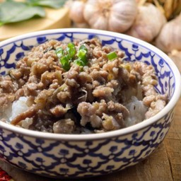 ข้าวหมูกระเทียม