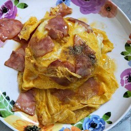 ข้าวราด ไข่ลาวา เบคอน