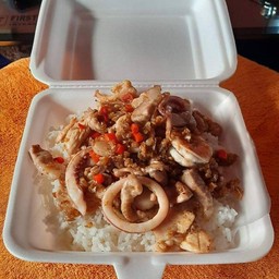 ข้าวทอดกระเทียมรวมมิตร(กุ้ง,หมึก,หมู)