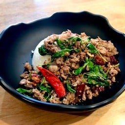 ข้าวผัดกะเพราเนื้อสับเล่นกับไฟ