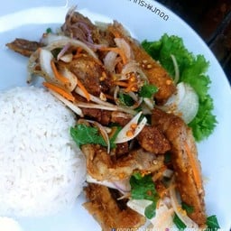 ข้าวยำหมูชุบแป้งทอด