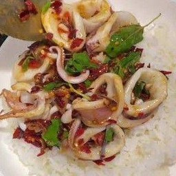 ข้าวกะเพราพริกแห้ง หมึก