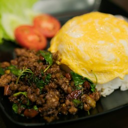 ข้าวไข่ข้นกระเพราไก่