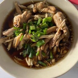 ก๋วยเตี๋ยวไก่ลุงหน่อยหน้าเซเว้นสาขาหน้าค่าย