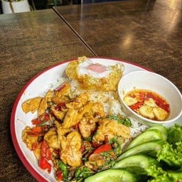 กระเพราไก่ชิ้นไข่ดาวราดข้าว