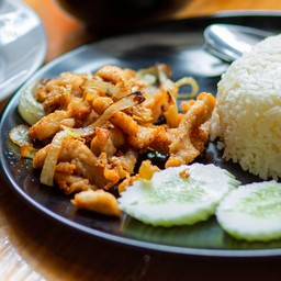 ข้าวไก่ทอดกระเทียม