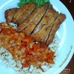 มักกะโรนีซอสไก่ชุบแป้งทอด