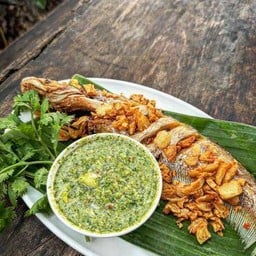 ปลาเนื้ออ่อนทอดกระเทียม