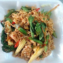 ผัดมาม่าขี้เมาหมู+อิชิตัน1ขวด