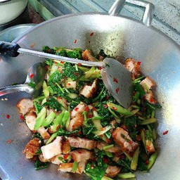 คะน้าหมูกรอบหรืเพราหมูกรอบ+ไข่ดาว