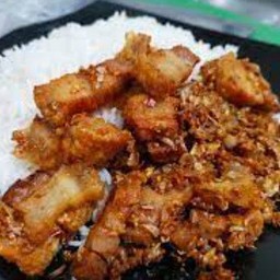 ข้าวหมูกรอบกระเทียมพริกไทย