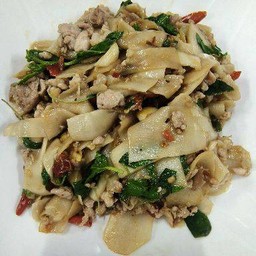 กระเพราหม่อไม้หมูสับ