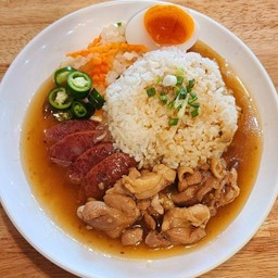ข้าวหน้าไก่ทรงเครื่อง(กุนเชียง+ไข่)