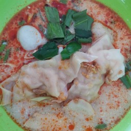 ก๋วยเตี๋ยวเกี๊ยวกุ้งต้มยำ