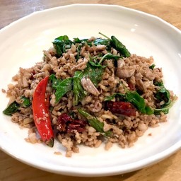 ข้าวผัดกะเพราหมูสับเล่นกับไฟ