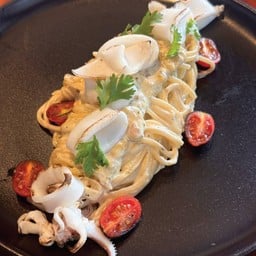 สปาเกตตีครีมซีฟู้ดปลาหมึกย่าง