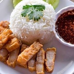 สามชั้นทอดน้ำปลาราดข้าว