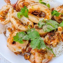ข้าวหมึกกระเทียม