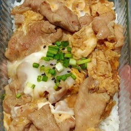 ข้าวหมู(ชิ้น)เผัดซอสราดไข่