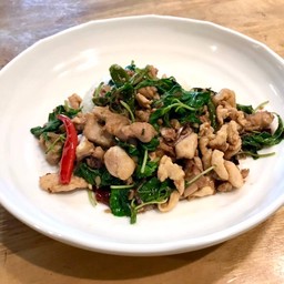 ข้าวผัดกะเพราไก่เล่นกับไฟ