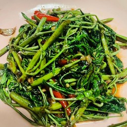 ผัดกระเฉดไฟแดง