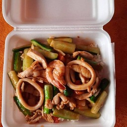 ข้าวราดผัดแตงกวากุ้งหมึก