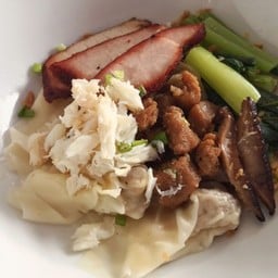 เกี๊ยวหมู หมูแดง ปู เห็ดหอม