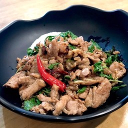 ข้าวผัดกะเพราเนื้อชิ้นเล่นกับไฟ
