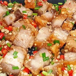 ข้าวหมูกรอบคั่วพริกเกลือ