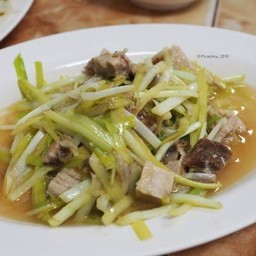 กุ้ยช่ายขาวผัดหมูกรอบ