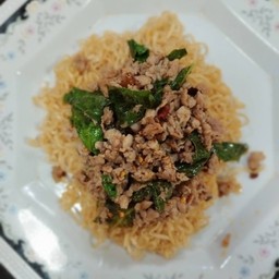 มาม่ากะเพราหมูสับ