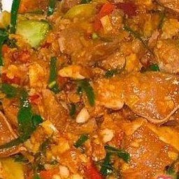 ข้าวเครื่องแกงลิ้นหมูย่าง