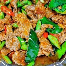 ผัดเครื่องแกงเนื้อชิ้น (กับแกล้ม)