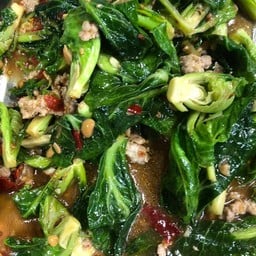 ข้าวผัดคะน้าหมูกรอบ+ไข่ดาว