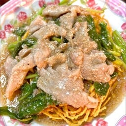 บะหมี่กรอบราดหน้าหมู