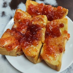 ปิ้งทาเนย + แยมสตอเบอรี่