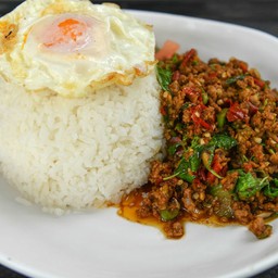 กะเพราเนื้อสับไข่ดาว