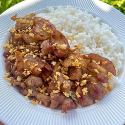 หมูทอดกระเทียม ราดข้าว