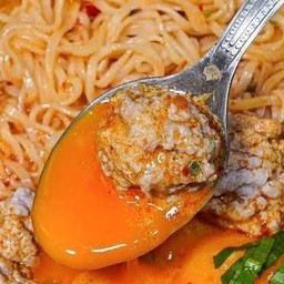 มาม่าต้มยำหมูชิ้น