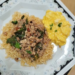 มาม่ากะเพราหมูสับ+ไข่ข้น